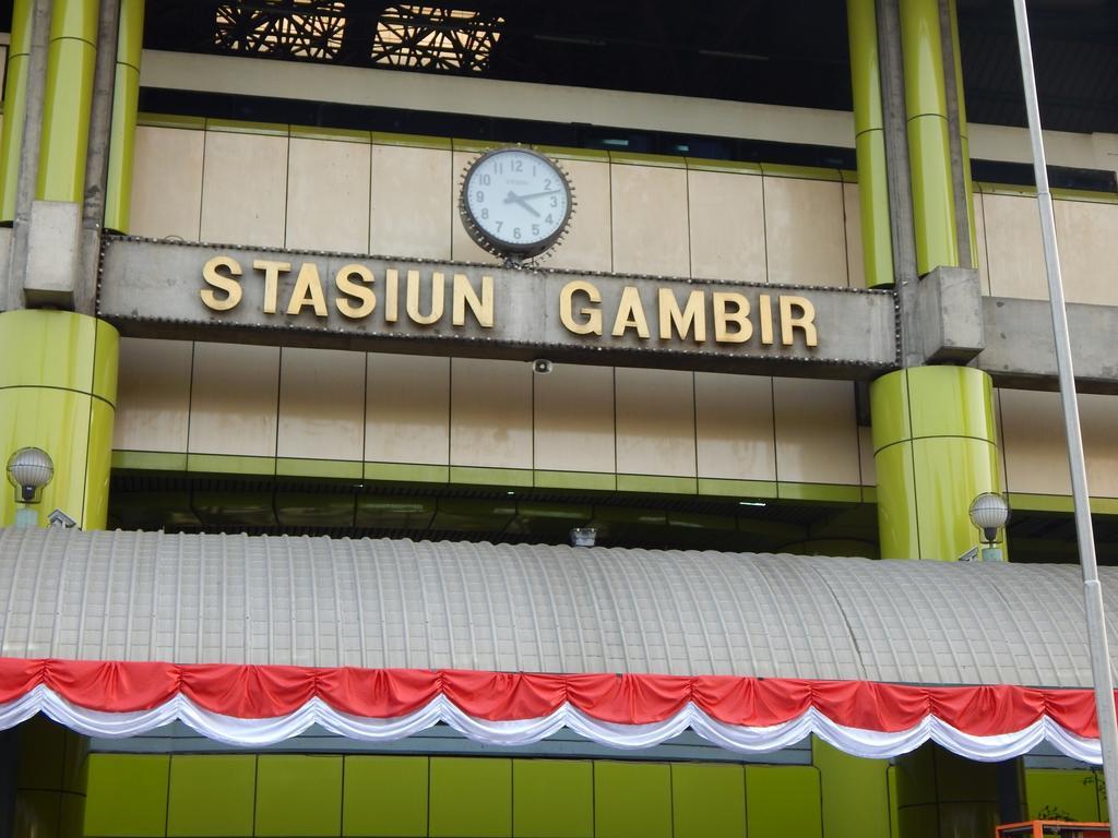 Amaris Hotel Senen Jakarta Exterior foto